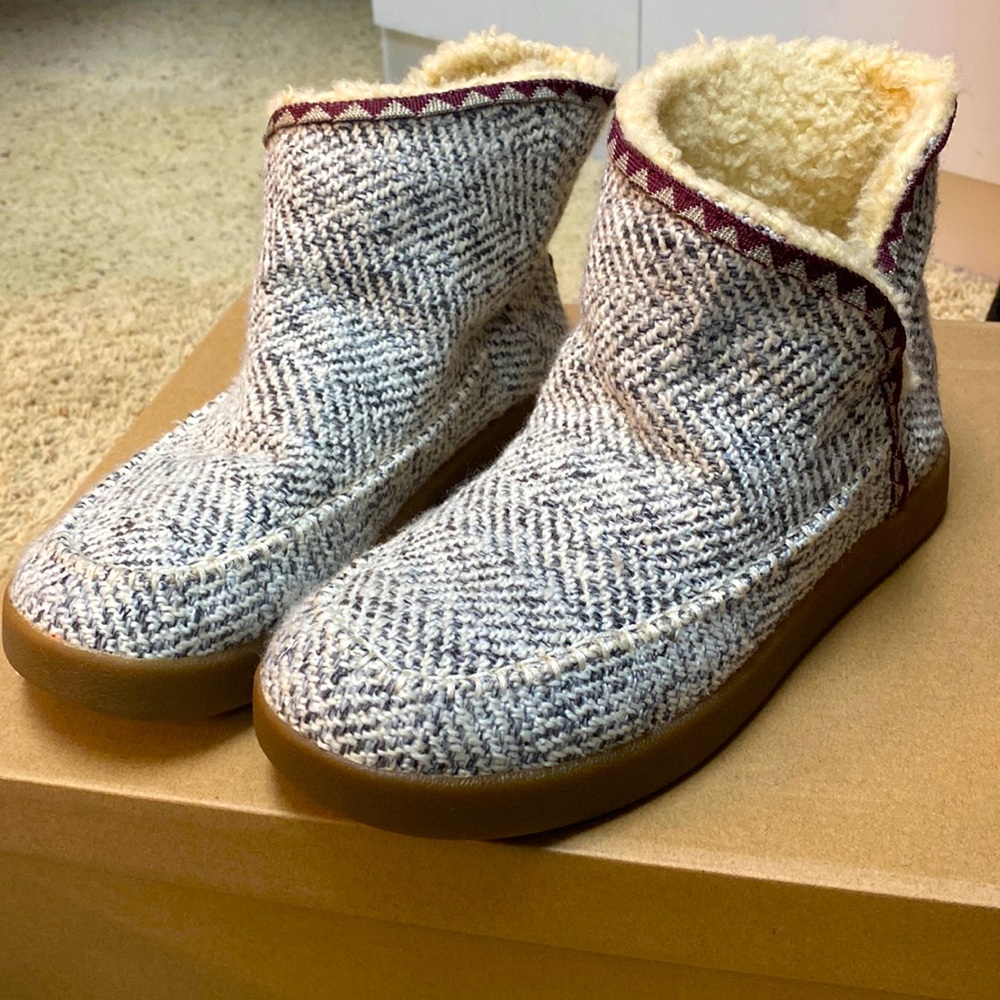 Sanuk booties